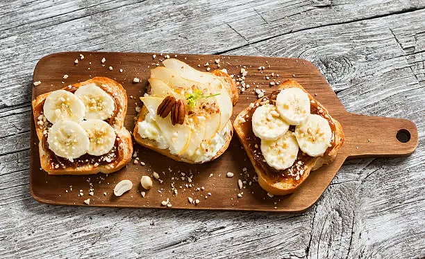 sandwiches with peanut-butter and banana and sandwiches with soft cheese, pear and honey, a delicious Breakfast or snack