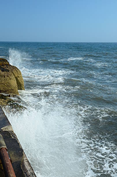 ウェイブズでハーバー - scotland fife firth of forth waterbreak ストックフォトと画像