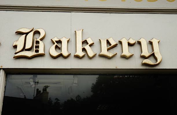 bäckerei-schild - altes backhaus dorf stock-fotos und bilder
