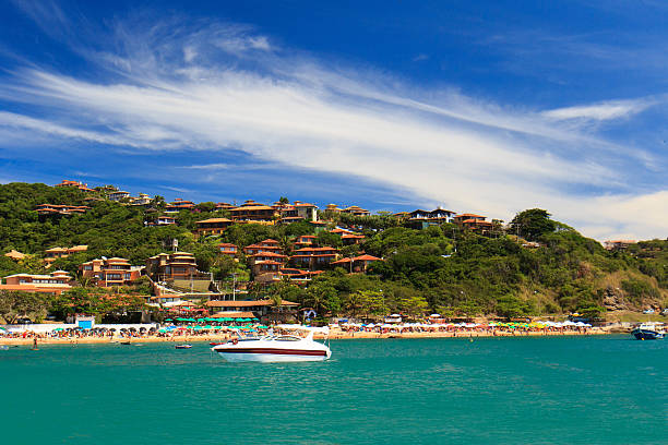 vista panoramica della spiaggia joão fernando, búzios, brasile - buzios foto e immagini stock