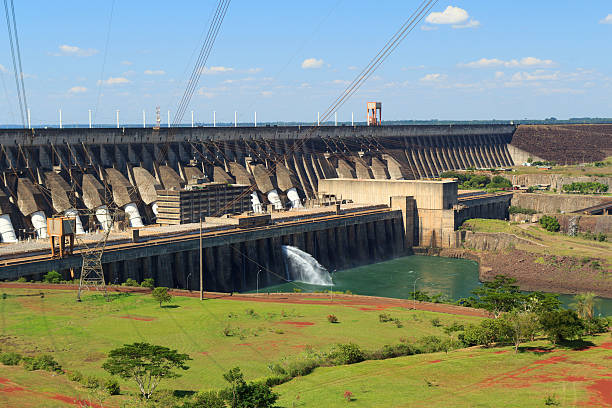 power station barrage d'itaipu, au brésil, le paraguay - itaipu dam photos et images de collection