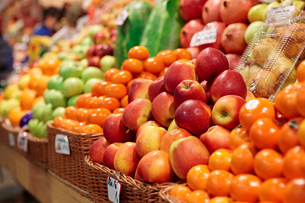 фрукты на рынке фермы - orange fruit large group of objects food стоковые фото и изображения