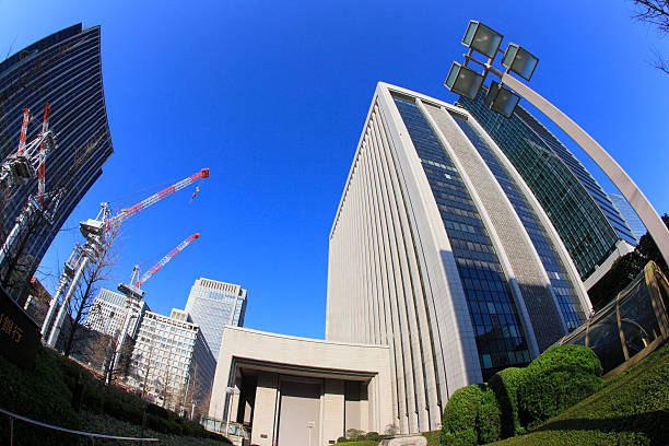 небоскребы вокруг маруноути - marunouchi clear sky urban scene low angle view стоковые фото и изображения