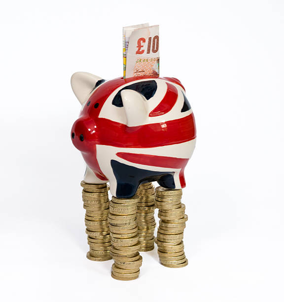 piggy bank em dinheiro palafitas - british flag currency banking uk - fotografias e filmes do acervo