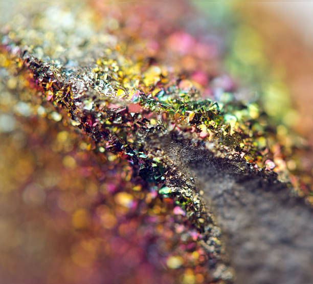 환상적이야 배경, 매직 결석, 레인보우 in 금속면의 바위산 - iridescent jewelry metal ore gem 뉴스 사진 이미지