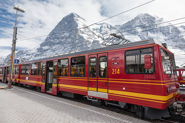 tren de las montañas north face eiger - north face eiger mountain fotografías e imágenes de stock