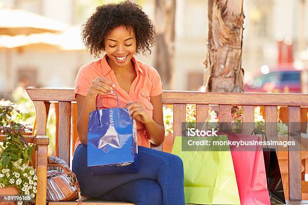 Frau Ruhen Mit Einkaufstüten In Einkaufszentrum Sitzbereich Stockfoto und mehr Bilder von Afrikanischer Abstammung