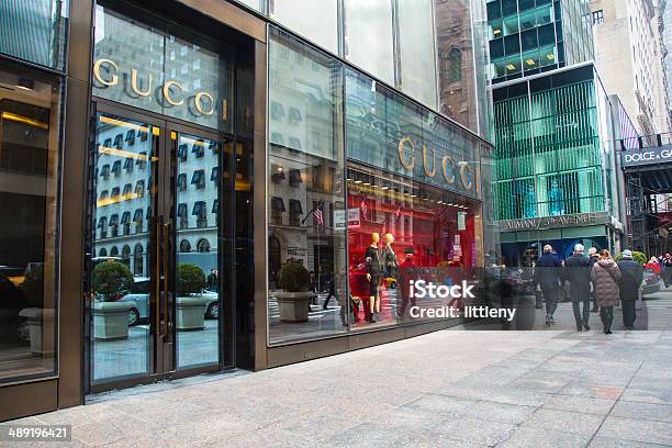 koppeling landelijk paspoort Fifth Avenue Nyc Gucci Stock Photo - Download Image Now - Fifth Avenue,  Gucci, New York City - iStock