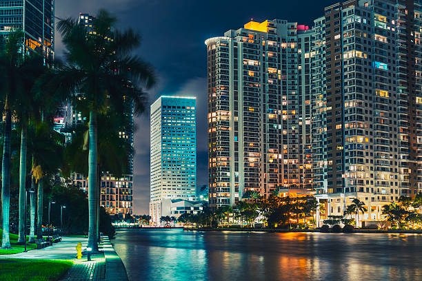 das miami city angesehen von miami river bei nacht - brickell key stock-fotos und bilder