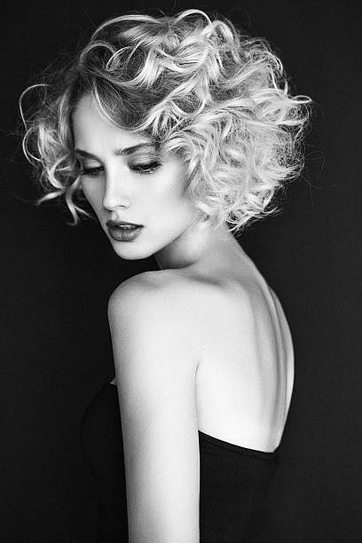 bella donna con elegante taglio di capelli - glamour blond hair beauty women foto e immagini stock