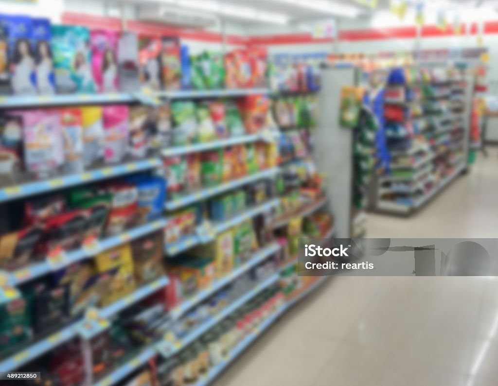 スナックの保管はスーパーマーケットの線と背景 - 2015年のロイヤリティフリーストックフォト
