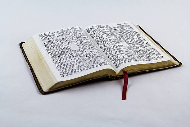 ouvert bible sur fond blanc - james i photos et images de collection