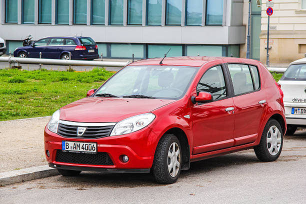 dacia sandero - dacia fotografías e imágenes de stock