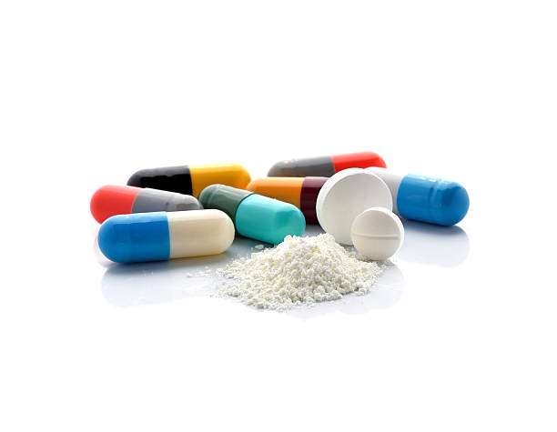 pillole e capsule isolati su sfondo bianco - anfetamine foto e immagini stock