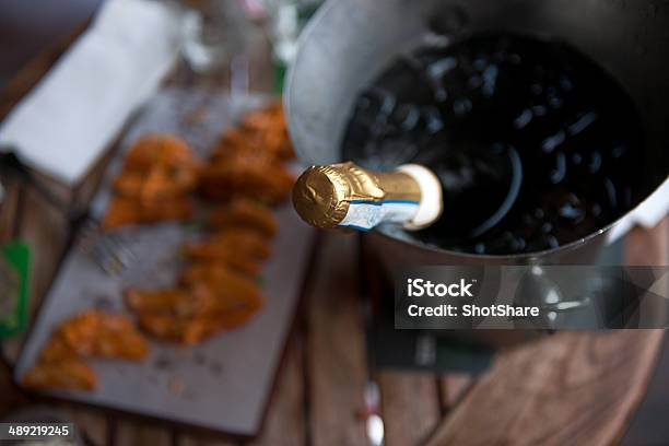 Botella De Champán Con Alimentos Sobre Una Mesa Foto de stock y más banco de imágenes de Alimento - Alimento, Aperitivo - Plato de comida, Bebida