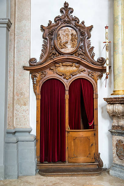beichtstuhl - confession booth church wood forgiveness stock-fotos und bilder
