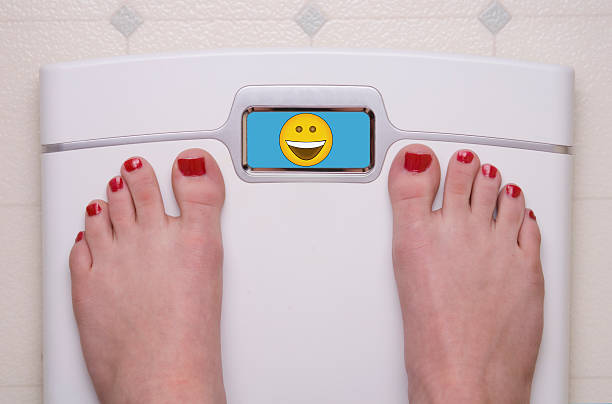 scala con piedi felice emoji - emaciated weight scale dieting overweight foto e immagini stock