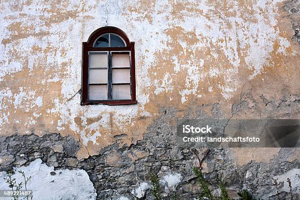 Photo libre de droit de Vieille Fenêtre Dans Un Mur De banque d'images et plus d'images libres de droit de Bricolage - Bricolage, Buée, Couleur