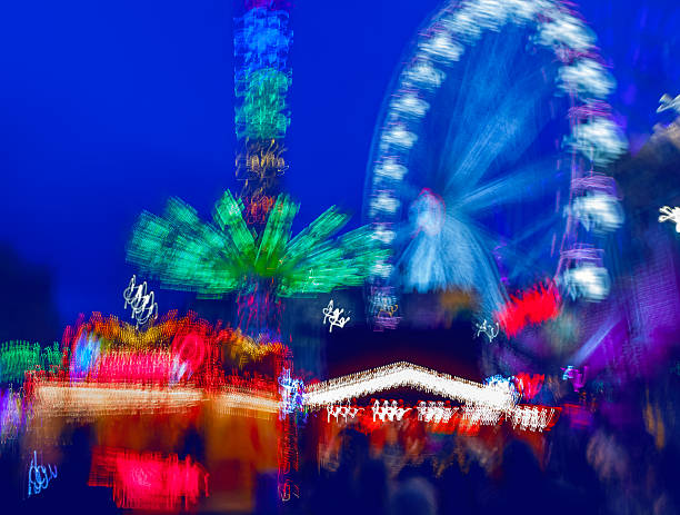 attractions de nuit - blurred motion amusement park spinning lighting equipment photos et images de collection