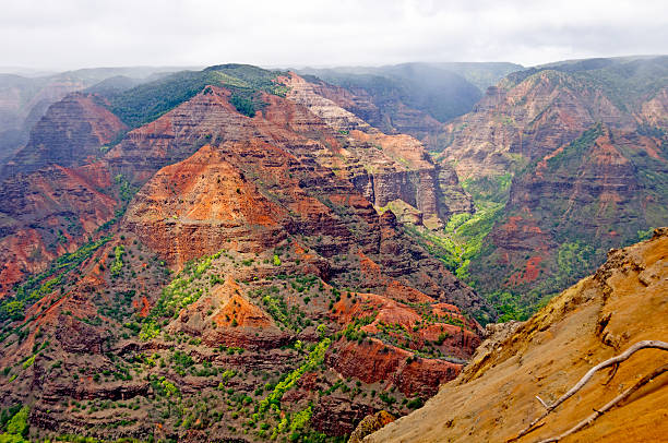 nuvens e cores em um canyon - red rocks rock canyon escarpment imagens e fotografias de stock