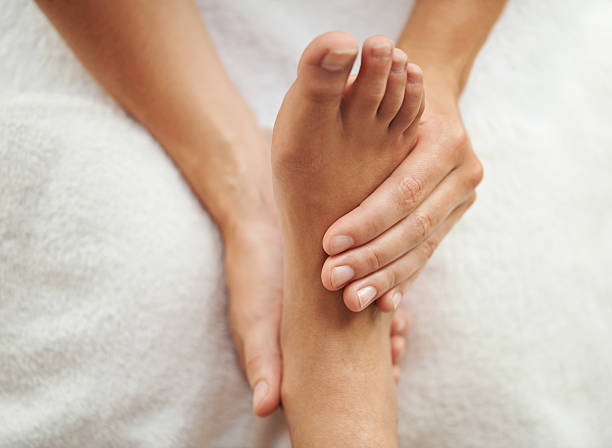 la perfetta pedicure - foot massage foto e immagini stock