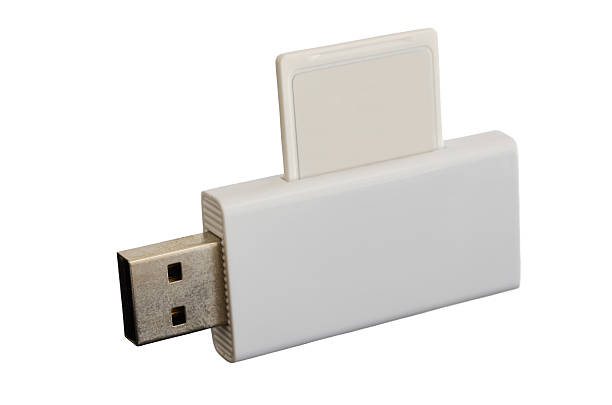 adaptador usb branco leitor com a norma sdhc cartão inserido - usb flash drive fotos imagens e fotografias de stock