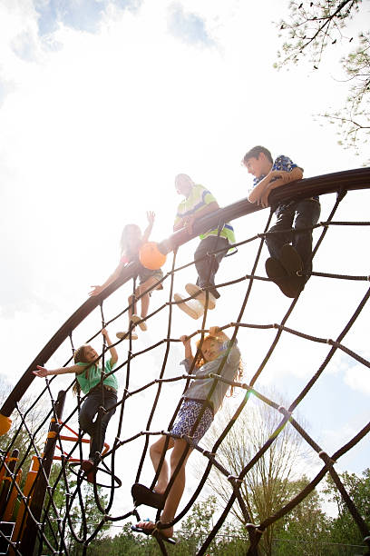 i bambini giocano nella scuola elementare di relax o parco giochi. - playground schoolyard playful playing foto e immagini stock