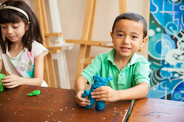 소년만 in 조각 정상급이다 - child art and craft latin american and hispanic ethnicity little boys 뉴스 사진 이미지