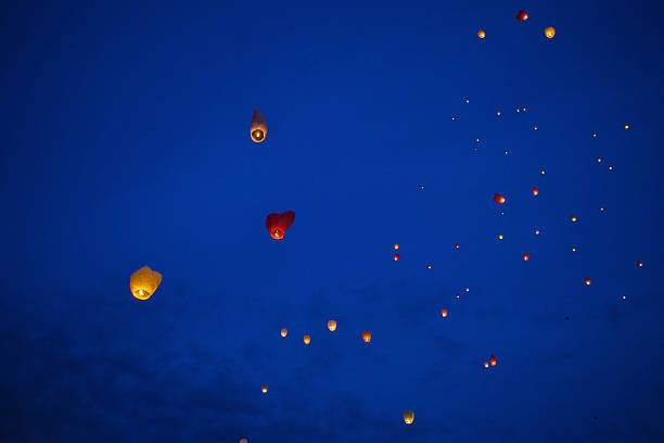 istock Heart-shaped chinese lantern in the night sky 489269181