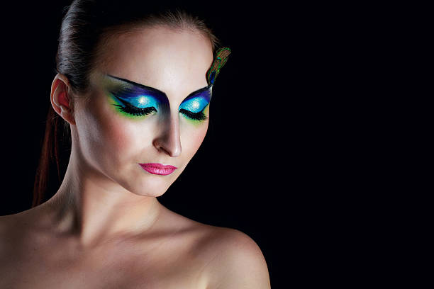 girl peacock - stage makeup peacock make up feather fotografías e imágenes de stock