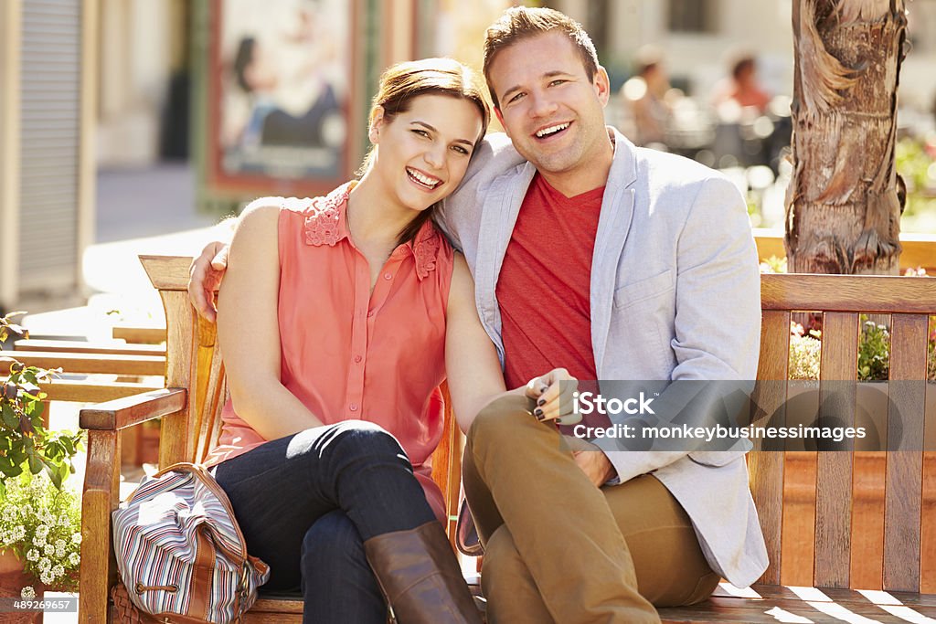 Jeune Couple assis sur le siège du centre commercial ensemble - Photo de Acheter libre de droits