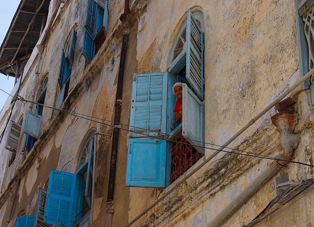 junge senhora em der altstadt von pedra cidade - klappläden imagens e fotografias de stock