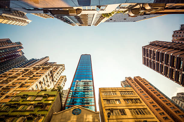 appartements gratte-ciel de hong kong - too small architecture in a row apartment photos et images de collection