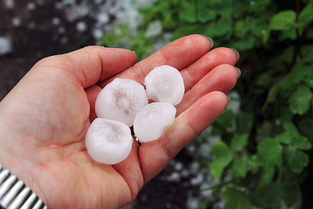 big hailstones - sommergewitter fotografías e imágenes de stock
