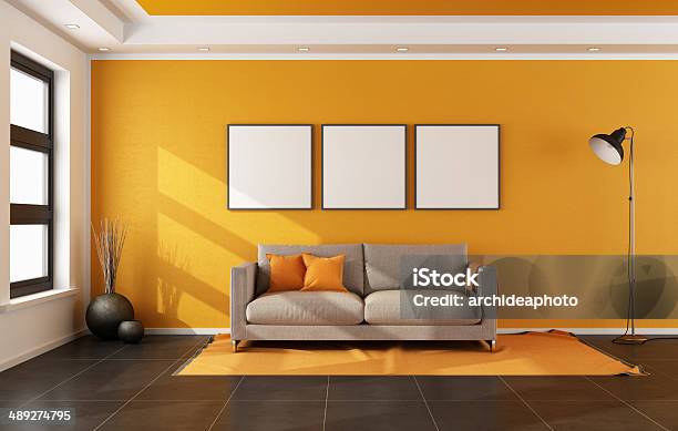 Moderna Sala De Estar Con Pared De Orange Foto de stock y más banco de imágenes de Naranja - Color - Naranja - Color, Moda, Suelo embaldosado