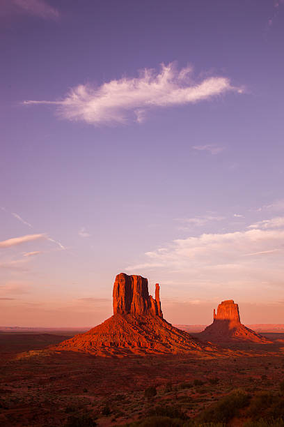 tramonto sopra monumento valle - parco tribale della monument valley foto e immagini stock