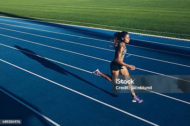 Afrikanische Frau Läuft Auf Der Rennstrecke Stockfoto und mehr Bilder von Rennen - Körperliche Aktivität - Rennen - Körperliche Aktivität, Athlet, Frauen