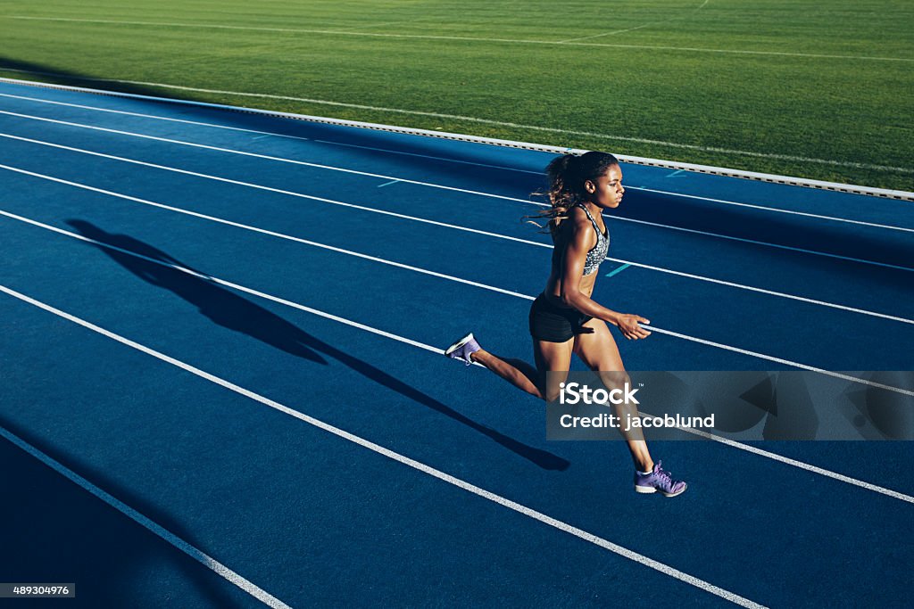 Africaine femme course sur l'hippodrome de - Photo de Courir libre de droits