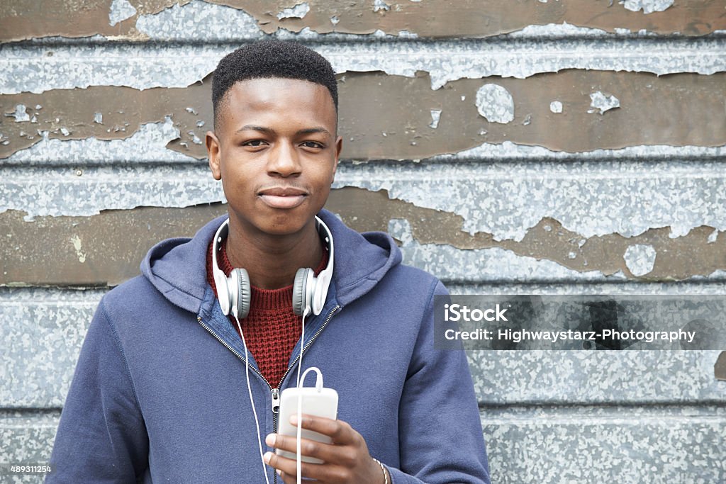 Jeune garçon portant casque et écouter de la musique - Photo de Adolescent libre de droits