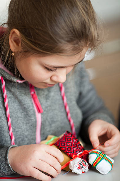 dzięki narodowy ukraiński lalka (motanka) - child retro revival old fashioned little girls zdjęcia i obrazy z banku zdjęć