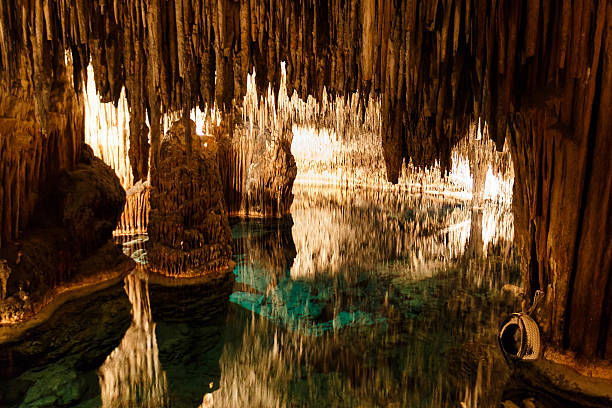 drachenhöhlen mit spiegelbild im wasser - stalagmite stock-fotos und bilder