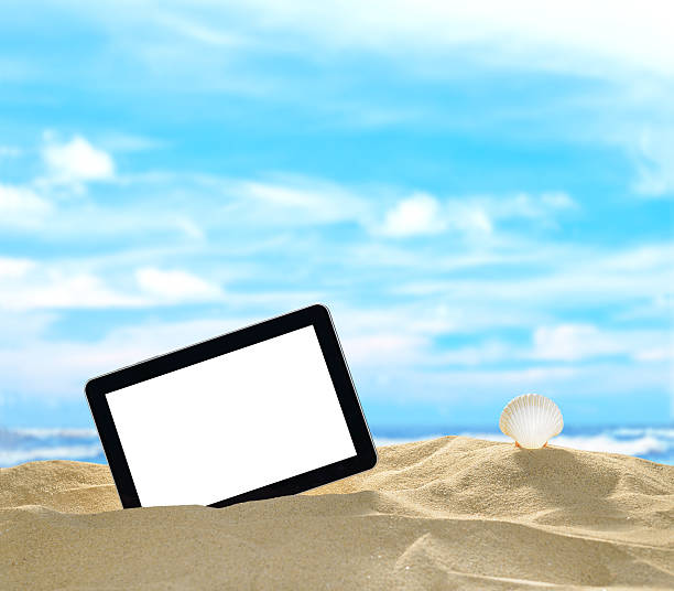 komputer typu tablet na plaży - digital tablet beach digital display pc zdjęcia i obrazy z banku zdjęć