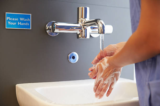primer plano del personal médico de lavado de manos - hand hygiene fotografías e imágenes de stock