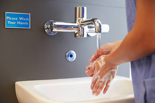 primo piano del personale medico lavarsi le mani - antibacterial washing hands washing hygiene foto e immagini stock