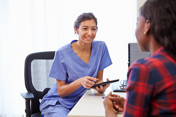 patient ayant une consultation avec un médecin femme dans le bureau - door attendant photos et images de collection