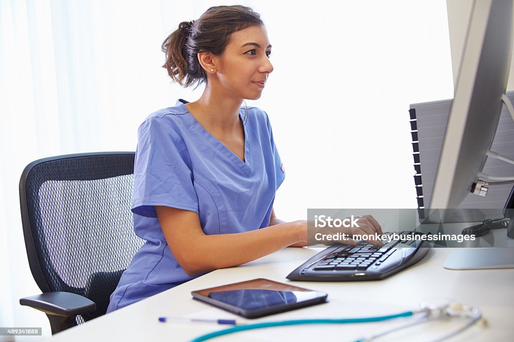 Femme médecin travaillant sur ordinateur de bureau - Photo de Ordinateur libre de droits