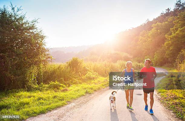 Altes Paar Running Stockfoto und mehr Bilder von Fitnesstraining - Fitnesstraining, Seniorenpaar, Hund