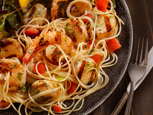 barbecue-shrimps und muscheln, pasta - linguini stock-fotos und bilder