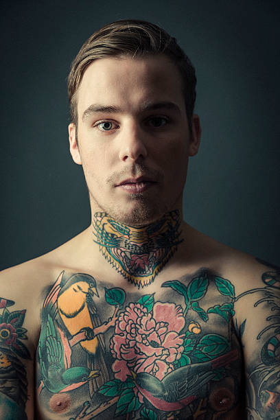 istock Shirtless tattooed man against gray background 489344758