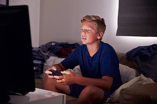 garoto adolescente viciada para vídeo os jogos em casa - só meninos adolescentes - fotografias e filmes do acervo
